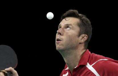 Vladimir Samsonov (Bielorrusia) fija su mirada en la pelota durante la ronda masculina de clasificación individual en los Juegos Olímpicos de Río 2016.