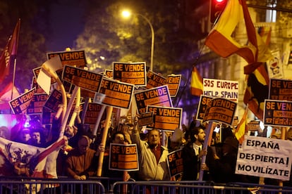 Cientos de personas participan en una nueva jornada de protestas en contra del presidente del gobierno en funciones y líder del PSOE, Pedro Sánchez, y contra la amnistía a los líderes del "procés", este viernes en los alrededores de la sede socialista en la madrileña calle de Ferraz.