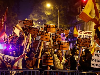 Cientos de personas participan en una nueva jornada de protestas en contra del presidente del gobierno en funciones y líder del PSOE, Pedro Sánchez, y contra la amnistía a los líderes del "procés", este viernes en los alrededores de la sede socialista en la madrileña calle de Ferraz.