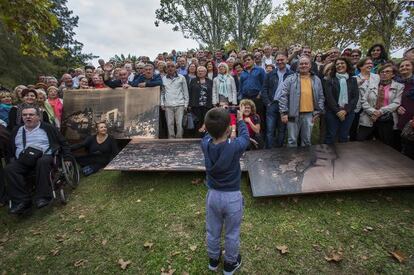 Participants en l'acte de col·locació del monument.