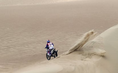 El holandés Paul Spierings conduce su motocicleta Husqvarna durante la primera etapa del Rally Dakar 2019 , entre Lima y Pisco (Perú), el 7 de enero de 2019. 