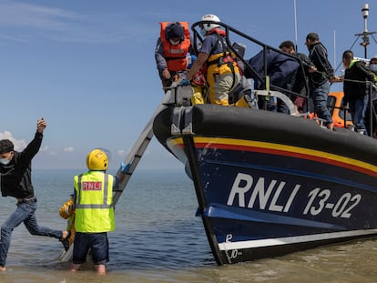 Un grupo de migrantes llega a Dungeness, en la costa británica, el 4 de agosto pasado.