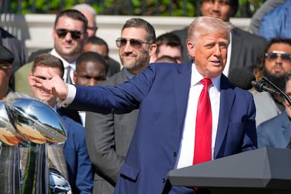 Donald Trump habla mientras da la bienvenida al equipo de fútbol americano de la NFL Philadelphia Eagles en el jardín sur de la Casa Blanca, este lunes en Washington. 