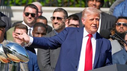 Donald Trump habla mientras da la bienvenida al equipo de fútbol americano de la NFL Philadelphia Eagles en el jardín sur de la Casa Blanca, este lunes en Washington.