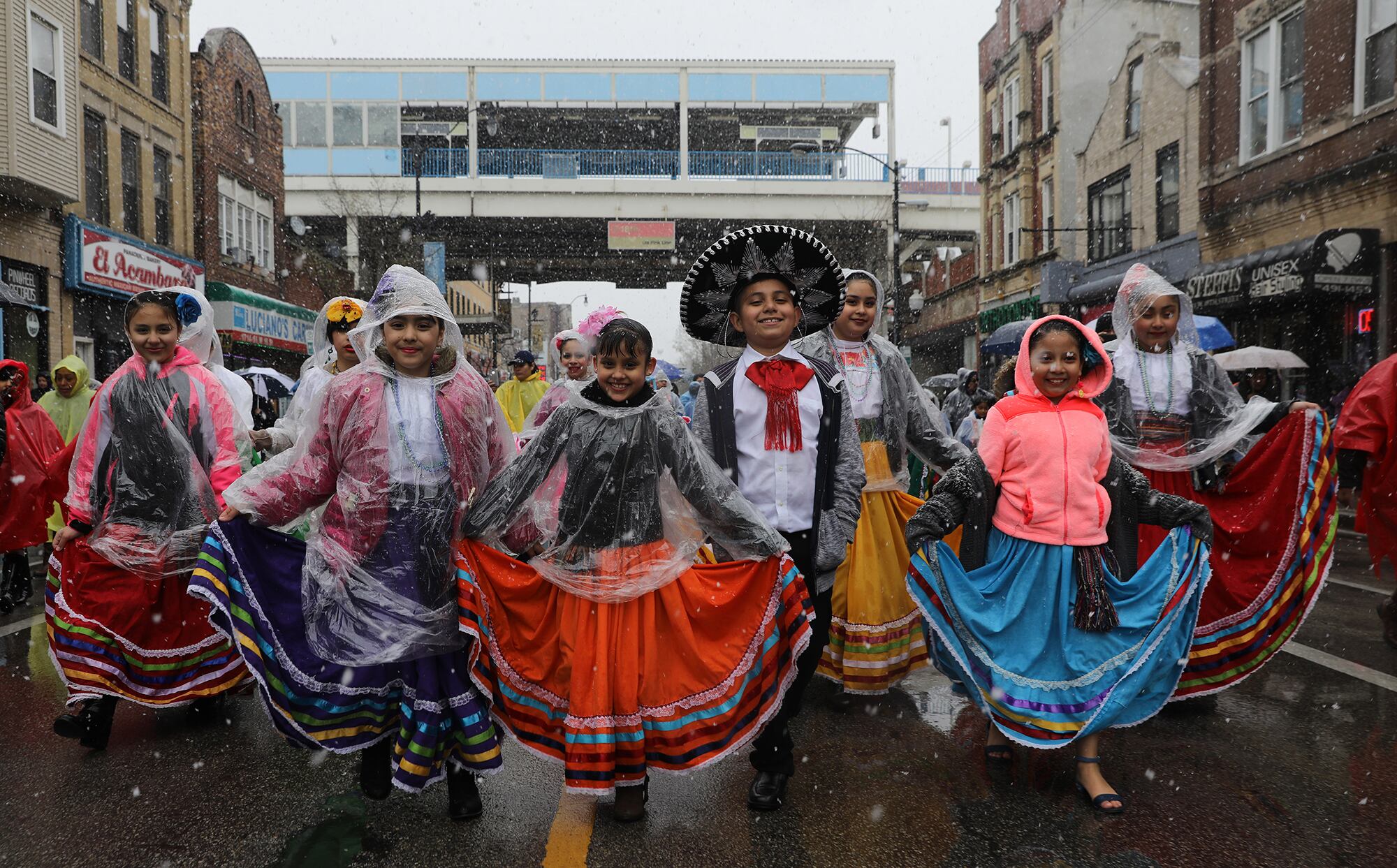 Infantes con atuendos mexicanos participan en un desfile del Día del Niño, en el barrio de Pilsen, en abril de 2019.