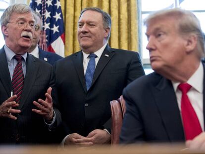John Bolton, a la izquierda, junto a Mike Pompeo (centro) y Donald Trump, el pasado día 7 en la Casa Blanca.