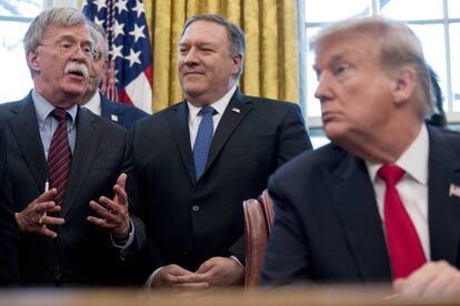 John Bolton, a la izquierda, junto a Mike Pompeo (centro) y Donald Trump, el pasado día 7 en la Casa Blanca.