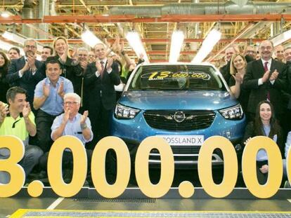  Opel España celebra el jueves la salida de la línea de montaje de su planta de Figueruelas (Zaragoza) del coche número trece millones, un Opel Crossland X