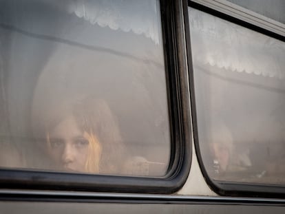 Una dona mira des d’un autobús ple de gent evacuada de Mariúpol, a Ucraïna, el març del 2022.