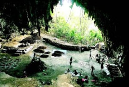 Vista general de la cova Liang Bua, a l'illa de Flores (Indonèsia), on es va descobrir l''Homo floresiensis'.