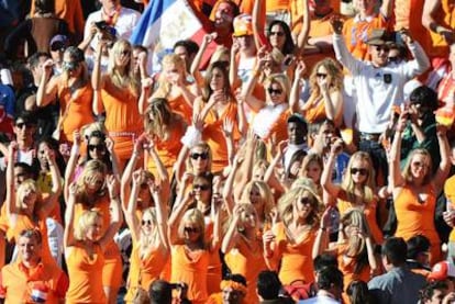 Las chicas vestidas de naranja, en la acción publicitaria de la cerveza Bavaria por la que fueron expulsadas del partido del Mundial de Sudáfrica.