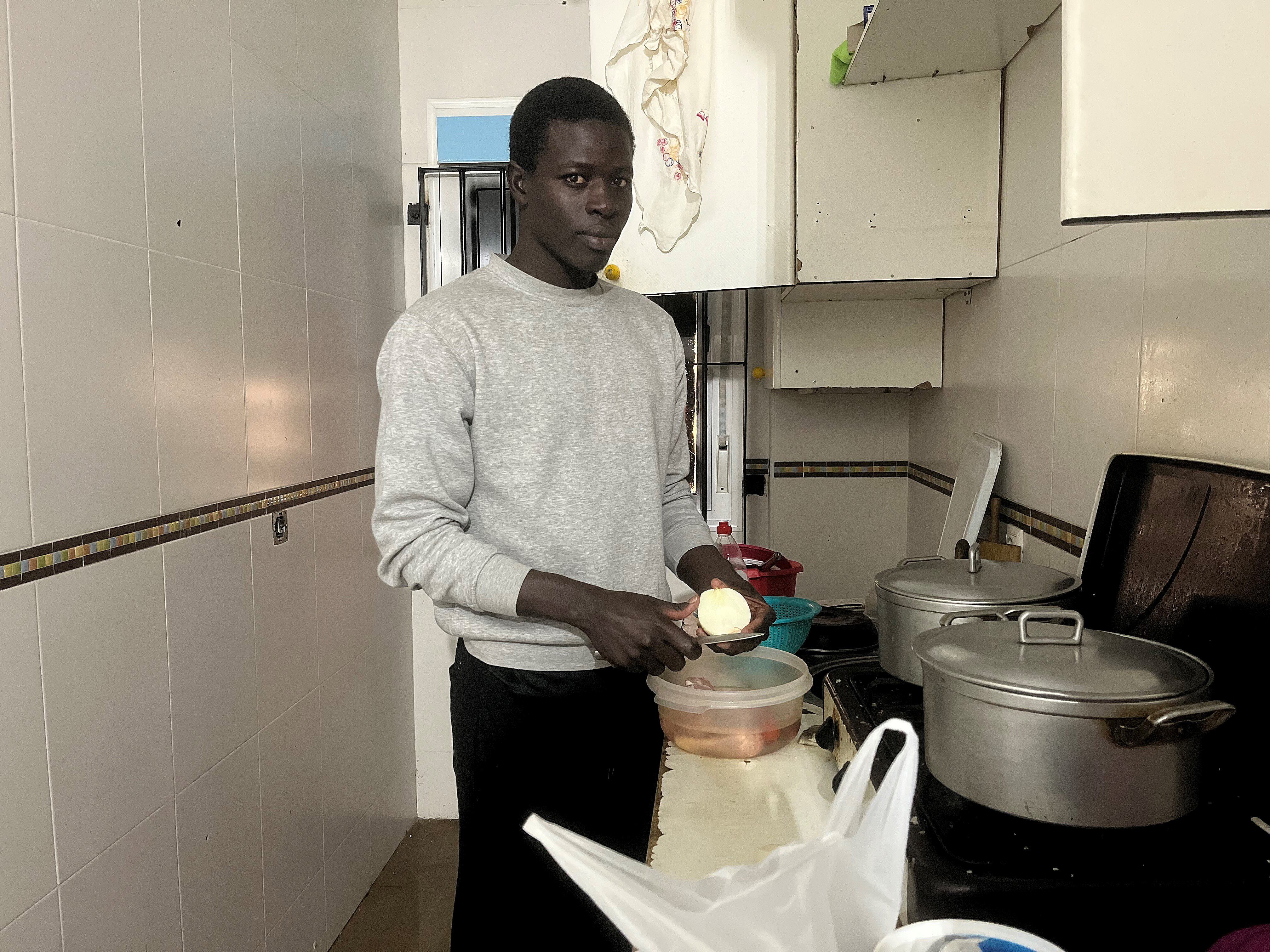 Abdolaye Thiandoum, un pescador senegalés de 30 años, acogido en una casa de Roquetas de Mar.