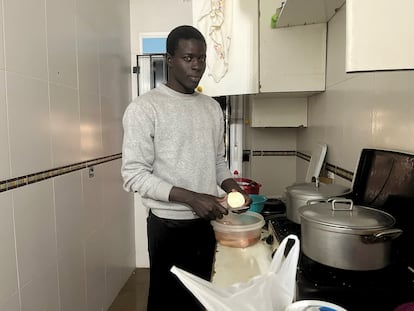 Abdolaye Thiandoum, un pescador senegalés de 30 años, acogido en una casa de Roquetas de Mar.