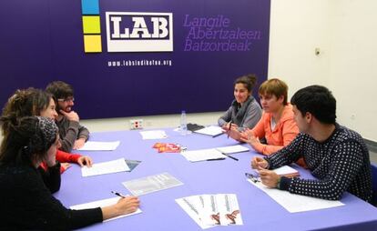 Ainhoa Etxaide, en el centro a la derecha, en la reunión con miembros de Ernai.