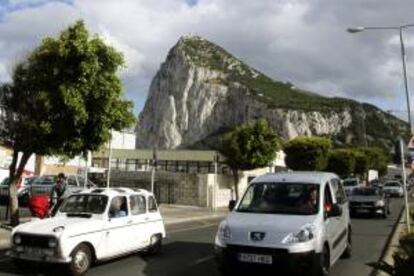 Varios vehículos hacen cola para poder cruzar la frontera de Gibraltar en dirección a España. EFE/Archivo