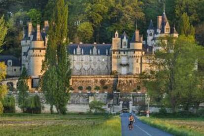 Ciclista ante el castillo de Ussé, en el valle del Loira (Francia).