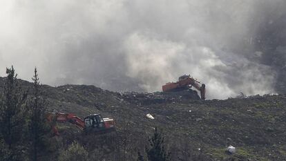 Dos máquinas actúan sobre el derrumbamiento de Zaldibar.