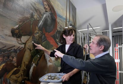 La restauradora del Prado Mar&iacute;a &Aacute;lvarez y el responsable del taller del museo, Enrique Quintana, ante un cuadro de Jusepe Leonardo.