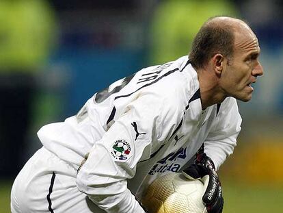 Marco Ballotta, con el Lazio, se dispone a sacar.