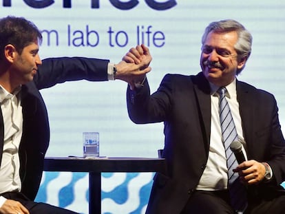 El presidente Alberto Fernández (derecha) y el gobernador de Buenos Aires, Axel Kicillof, se saludan durante la inauguración de un planta productora de remedios, este jueves en Escobar.
