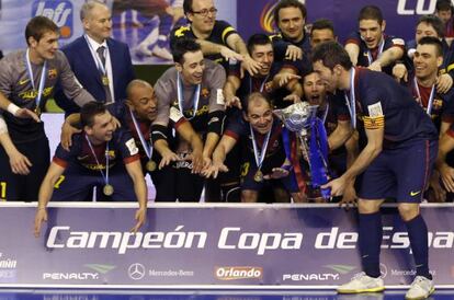 Jordi Torras, capitán del Barça, ofrece el trofeo a sus compañeros.