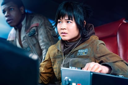 Kelly Marie Tran

“Asustada, pero haciéndolo de todas formas”. Esa descripción de perfil es lo único que perdura en el Instagram de la intérprete que saltó a fama como la trabajadora de mantenimiento Rose en Los últimos Jedi. Tran ha dejado la red social por los mensajes de acoso e insultos racistas recibidos desde que se estrenara el filme, criticado con saña por buena parte de los fans más puristas de la franquicia.