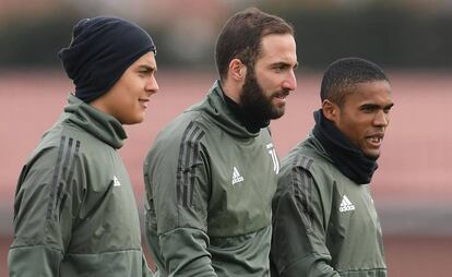 Dybala, Higua&iacute;n y Douglas Costa.