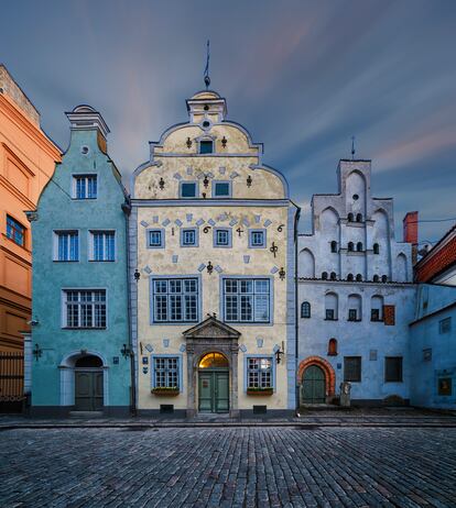 El complejo de casas Tres Hermanos, el edificio medieval más antiguo de Riga (Letonia). 
