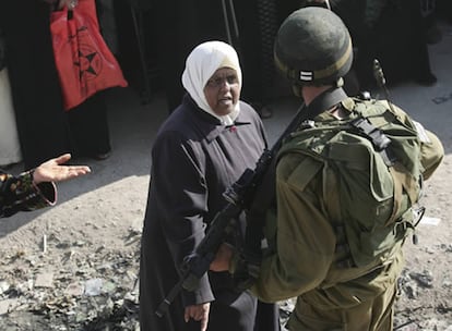 Una mujer palestina discute con un soldado en el checkpoint de Kalandia entre las ciudades de Ramalla y Jerusalén. Cientos de palestinos intentan ir a rezar a la explanada de las mezquitas en un viernes del mes de Ramadán. Mujeres, ancianos y niños esperan durante horas.