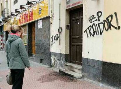 Pintadas contra el presidente del Gobierno en la fachada de la sede del PSOE de Alcalá de Henares.