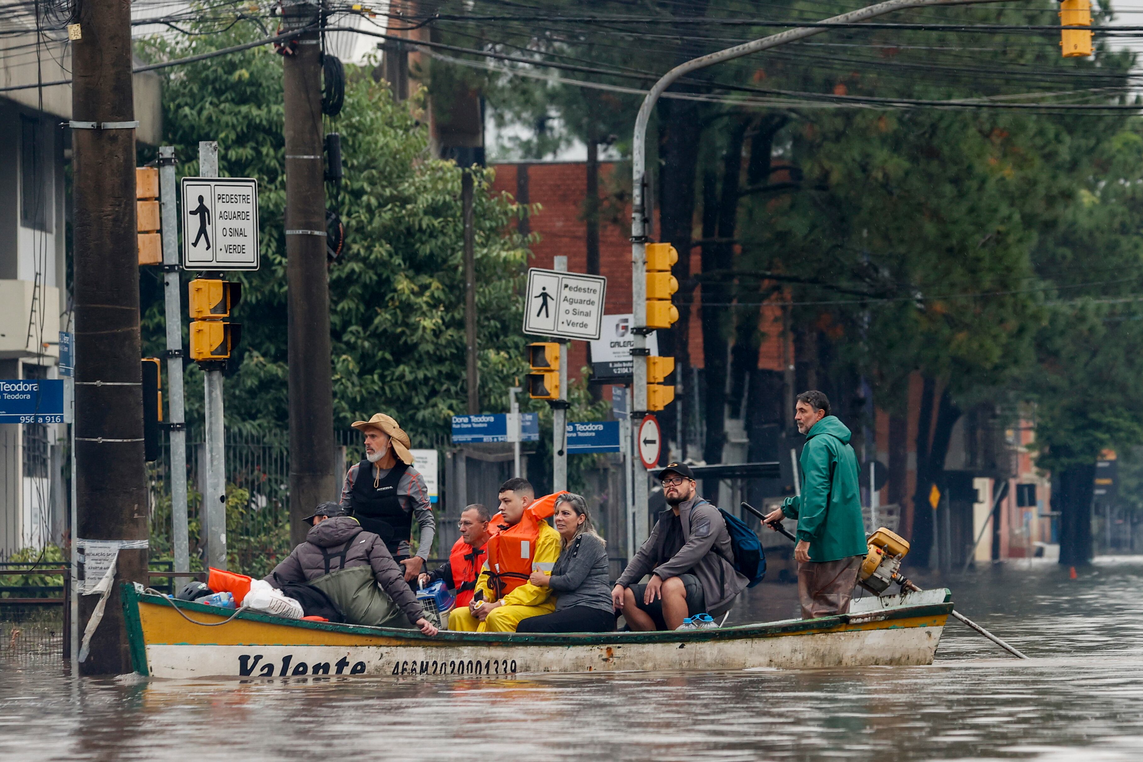 Rescatistas voluntarios navegan entre las calles inundadas en Porto Alegre (Brasil). 