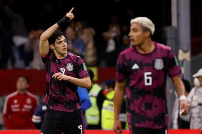 Raúl Jiménez festeja su gol contra Panamá, este miércoles en el estadio Azteca.