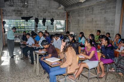 El ritmo de trabajo es intensivo para compensar los 15 días que se quedan en casa. En la imagen, los alumnos de 2º con el profesor Julio Rosado.