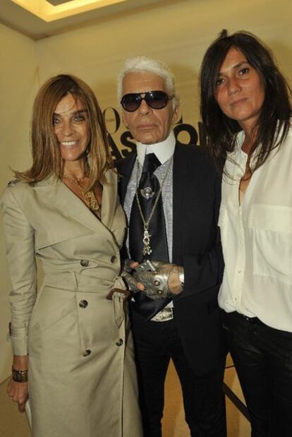 Carine Roitfeld (izquierda), Karl Lagerfeld y Emmanuelle Alt.