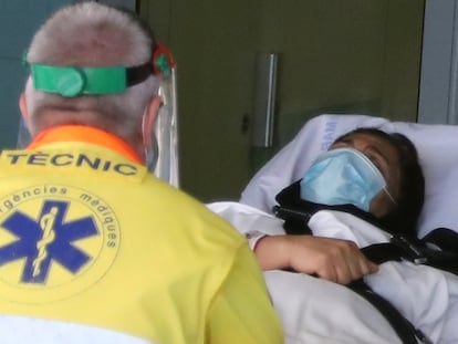 Una mujer, ingresada en el hospital Arnau de Vilanova de Lleida, la semana pasada.