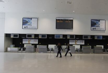Sábado por la mañana en el aeropuerto de Ciudad Real :nadie espera en los mostradores. Todos están cerrados, una imagen inusual en cualquier otro aeródromo. El último vuelo comercial salió en torno a las tres de la tarde