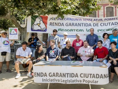 Manifestaci&oacute;n a favor de la renta garantizada frente al Parlament.