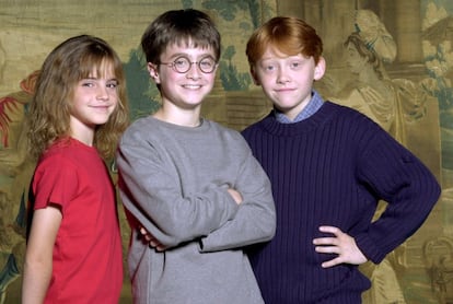 Emma Watson, Daniel Radcliffe e Rupert Grint ficaram famosos com a estreia de ‘Harry Potter e a Pedra Filosofal’ (2001). Na imagem, do ano 2000, os atores tinham 10, 11 e 12 anos respectivamente.