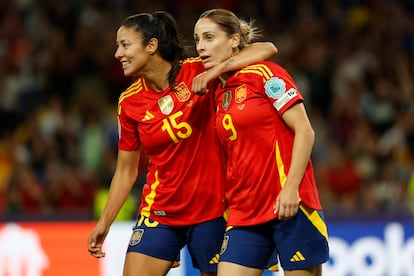 Esther González (derecha) y Leila Ouahabi celebran el tercer gol de España ante Italia en la Eurocopa.