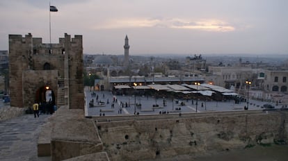 Puerta de acceso a la Ciudadela histórica de Alepo. Al fondo una zona peatonal con numerosas terrazas que ofertan comida a los turistas. Foto tomada el 11 de diciembre de 2009.