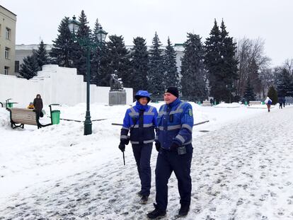 Dos policías en Járkov, la segunda ciudad más poblada de Ucrania, a 40 kilómetros de Rusia, el miércoles.
