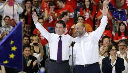 El primer ministro franc&eacute;s, Manuel Valls, y Martin Schulz, presidente del Parlamento Europeo.