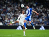 Trent y Lucas Boyé disputan el balón en el partido entre el Real Madrid y el Alavés.