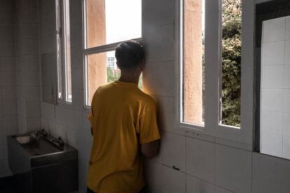 Si Pablo se coloca en una esquina de la ventana del baño, puede asomarse y ver por un pequeño hueco entre los árboles del patio cómo algunos compañeros juegan en las pistas deportivas.