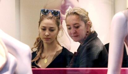 Beatrice Borromeo y su madre Paola, de compras por Milán en 2010.