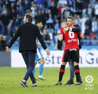 José Luis Martí, técnico del Deportivo, consuela a Marc Pedraza sobre el césped de Riazor.