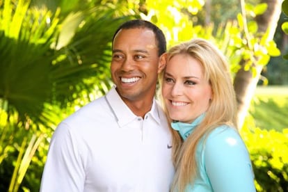 Tiger Woods y Lindsey Vonn posan para una fotografía en California.