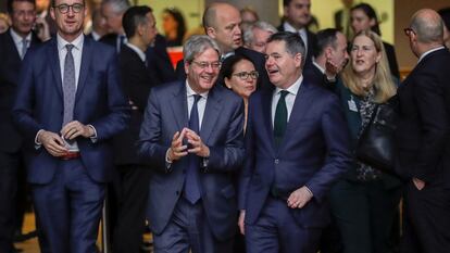 En el centro, el comisario de Economa y Finanzas, Paolo Gentiloni, hablando con el ministro de Finanzas irlands y presidente del Eurogrupo, Pascal Donohoe. este martes en Bruselas.