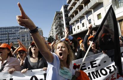 Una manifestante lanza soflamas contra el Gobierno griego en la plaza Syntagma (Constitución) de la capital griega.