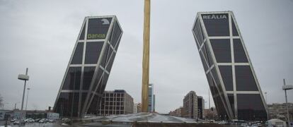 Las torres Kio en la plaza de Castilla, en Madrid. La de la derecha pertenece a la inmobiliaria Realia